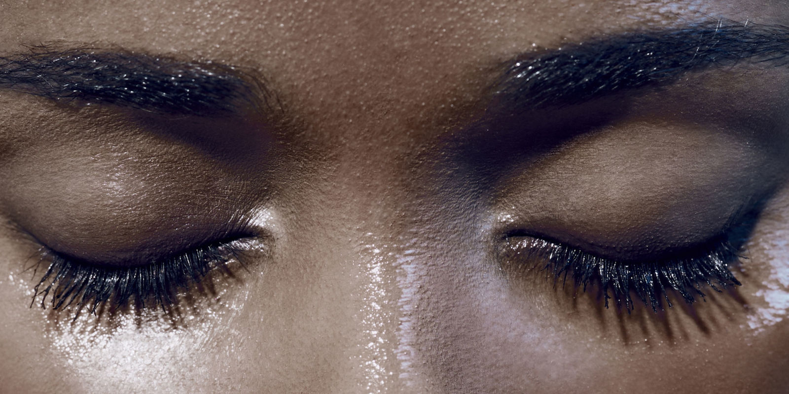 Wet Look Mascara Using Water to Curl Lashes