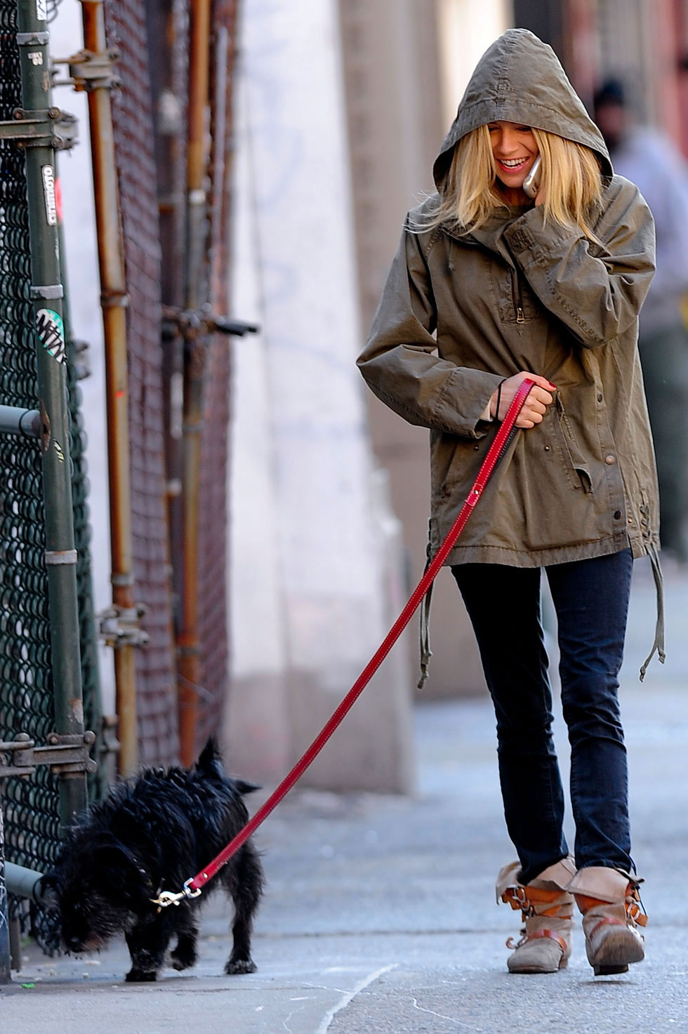 Celebrities Walking Their Dogs Photos - Celebrity Dog ... Celebrities Walking Their Dogs Photos - Celebrity Dog ...