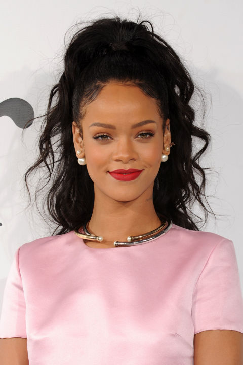 Rihanna's hair looks like a flowing waterfall of waves, and it's all thanks to the fact that she tied up only the top half, tugged at the crown for more volume, and waved the ends.&nbsp;
