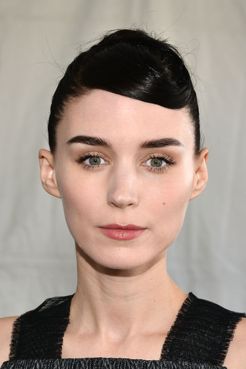 Deixe o registro de mostrar que Rooney Mara consistentemente o mais interessante de cabelo, como este pequeno boné feito de sua própria franja. Pense nisso como uma outra atualização no Hepburn. - Como Fazer 1950 Penteados Modernos