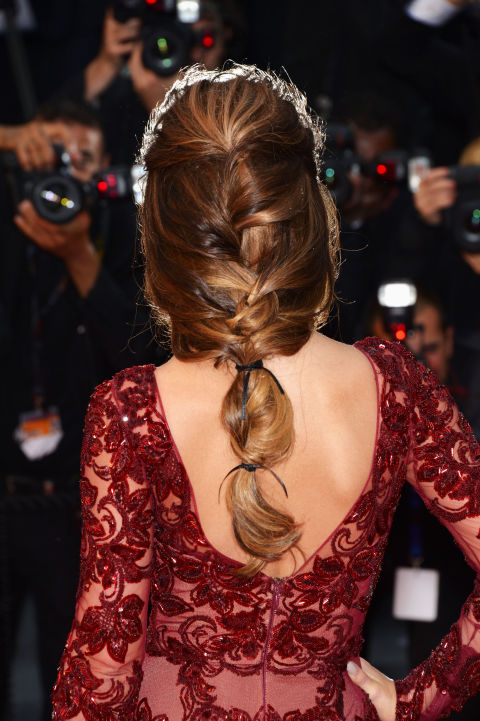 A beautiful long and segmented waterfall braid: the ideal way to accessorize a gown with a low-back.&nbsp;