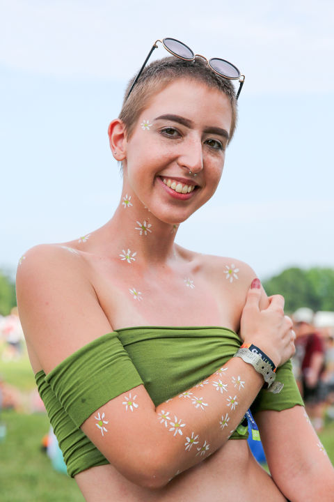 We spotted Gabriela's hand-painted daisies, strong brows, and buzzcut from a mile away.&nbsp;