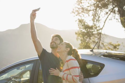 couple taking selfie on roadtrip